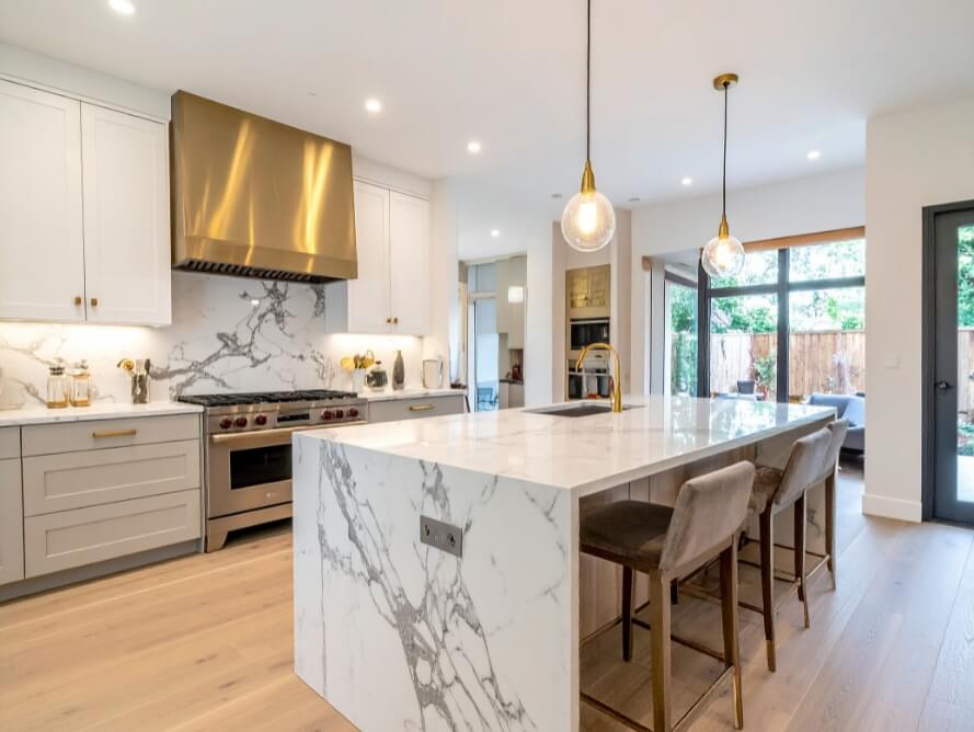 Forevermark Shaker Homestead Oak Cabinets