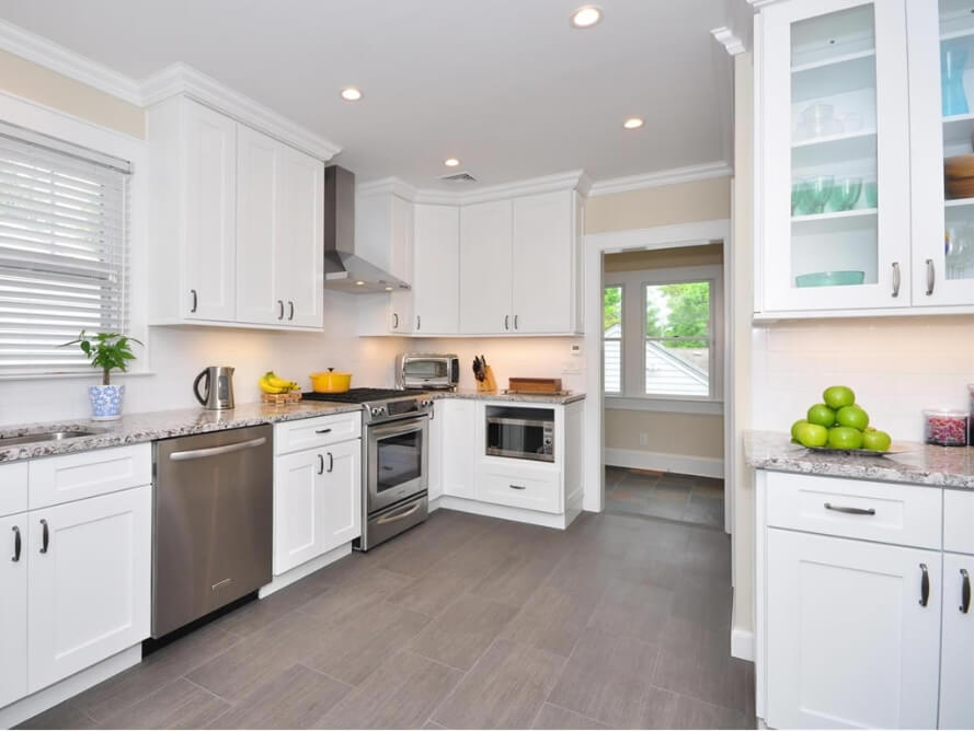 Forevermark Shaker Homestead Oak Cabinets